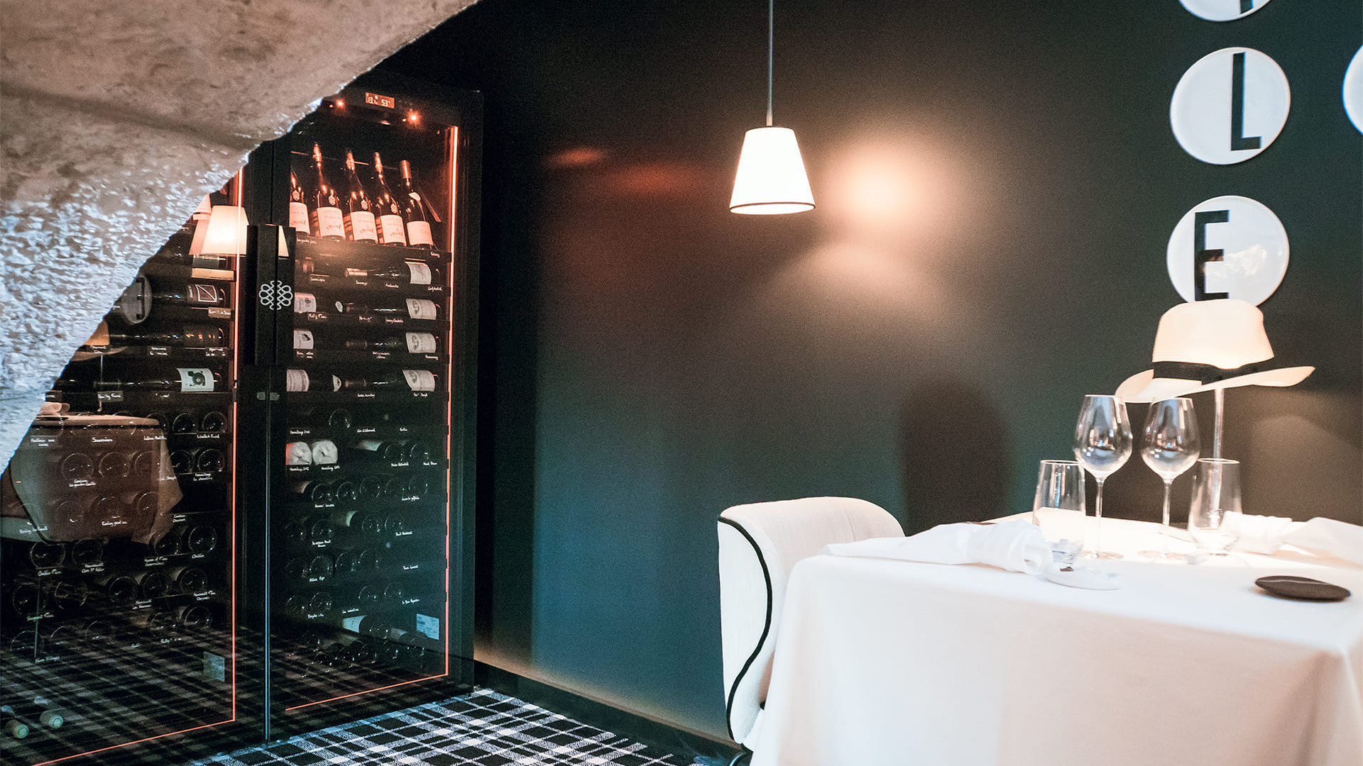 Wunderschöne Installation von 2 Weinkellern in einer Nische mit gewölbtem Steintürrahmen. Perfekte Integration in einen romantischen Essbereich. Revelation EuroCave