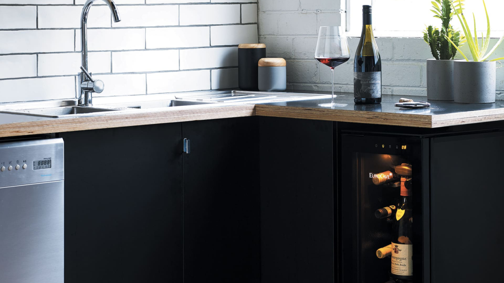 Ce bar à vin de taille compacte encastré dans la cuisine conserve les bouteilles entamées jusqu'à 10 jours ; les arômes sont mieux préservés qu'un vin simplement conservé ouvert au frigo. Tête à Tête EuroCave