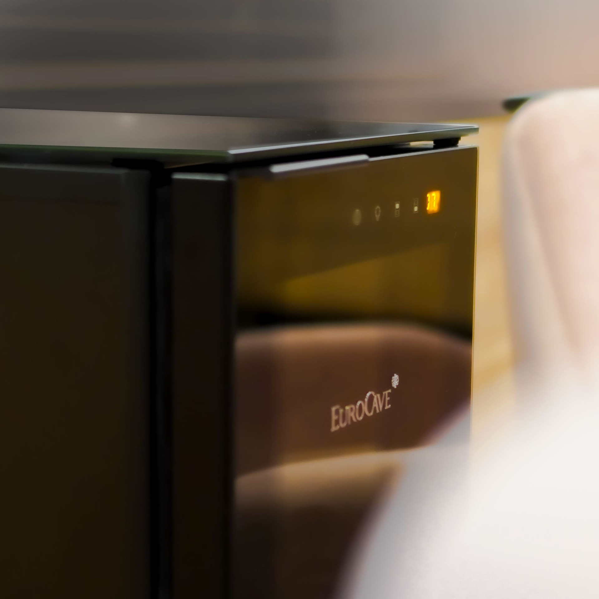 Our home wine bar combines dual functionality with timeless lines that adapt to any interior style. Tête à Tête EuroCave Our home wine bar combines dual functionality with timeless lines that adapt to any interior style. Tête à Tête EuroCave