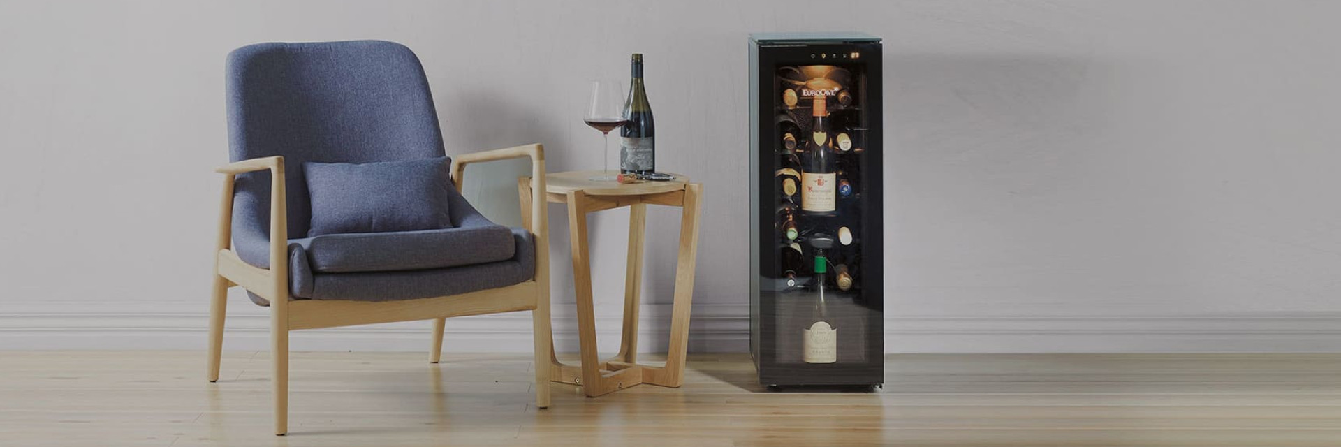 Weinbar im Miniformat, perfekt für das Wohnzimmer, das Esszimmer, den Eingangsbereich oder sogar als unverzichtbare Ausstattung in einem außergewöhnlichen Hotelzimmer oder einer Luxussuite. Weinbar im Miniformat, perfekt für das Wohnzimmer, das Esszimmer, den Eingangsbereich oder sogar als unverzichtbare Ausstattung in einem außergewöhnlichen Hotelzimmer oder einer Luxussuite.