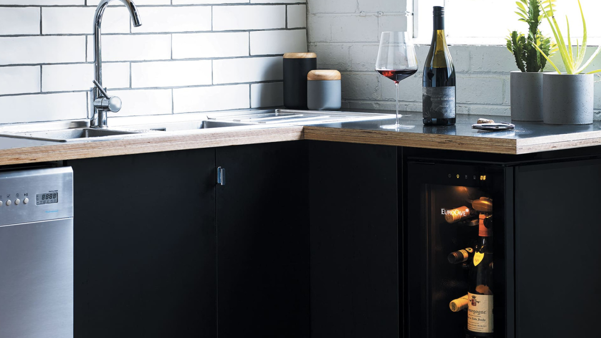 Diese kompakte, in die Küche integrierte Weinbar hält geöffnete Flaschen bis zu 10 Tage lang; Die Aromen bleiben besser erhalten als bei einem Wein, der einfach offen im Kühlschrank aufbewahrt wird. Diese kompakte, in die Küche integrierte Weinbar hält geöffnete Flaschen bis zu 10 Tage lang; Die Aromen bleiben besser erhalten als bei einem Wein, der einfach offen im Kühlschrank aufbewahrt wird.