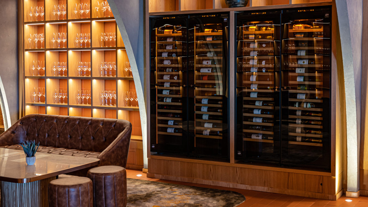 Mur de vin avec quatre grandes caves à vin intégrées - Scénographie de l'offre vin dans la décoration d'un restaurant. Inspiration EuroCave Mur de vin avec quatre grandes caves à vin intégrées - Scénographie de l'offre vin dans la décoration d'un restaurant. Inspiration EuroCave