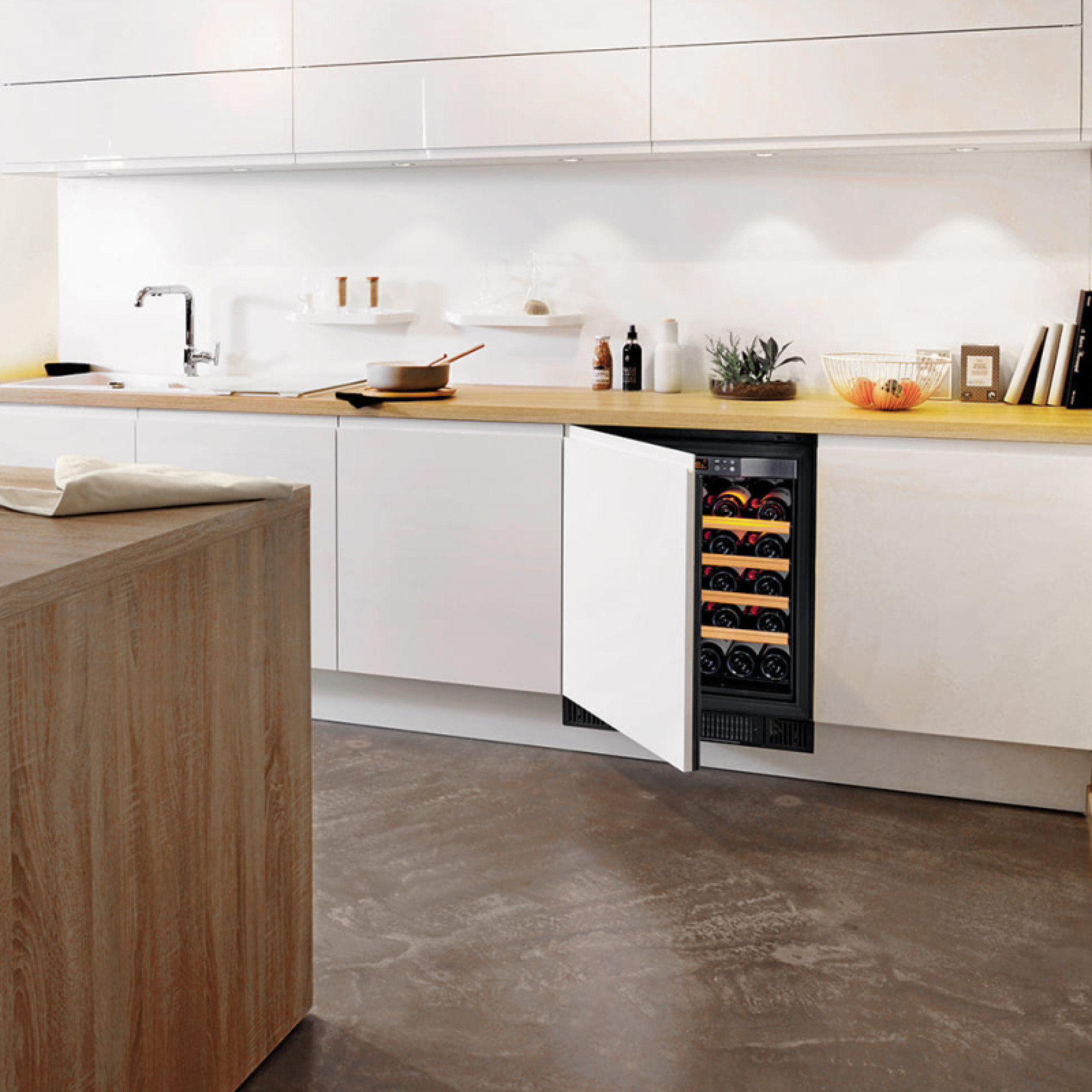 1-temperature built-in wine cellar with technical door allowing the same front panel to be fixed as the kitchen furniture boxes. Compact EuroCave 1-temperature built-in wine cellar with technical door allowing the same front panel to be fixed as the kitchen furniture boxes. Compact EuroCave