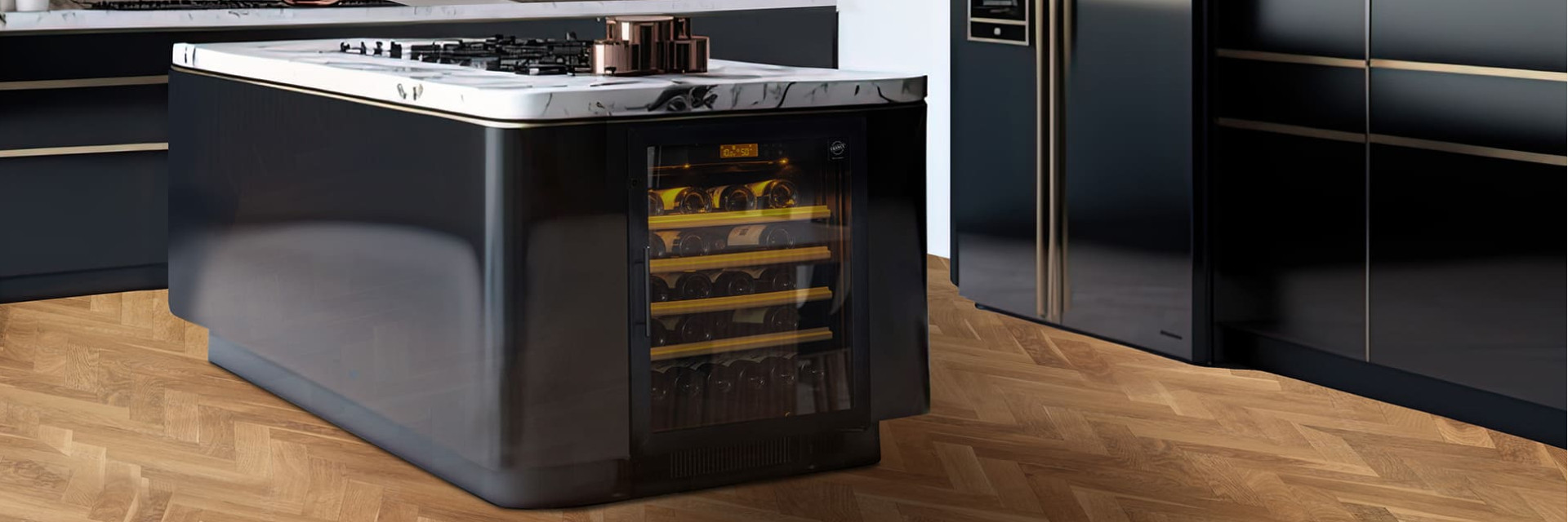 Ein eingebauter Weinkeller unter der Arbeitsplatte einer modernen schwarzen Küche in einer Wohnung wie ein Minikühlschrank. Compact EuroCave