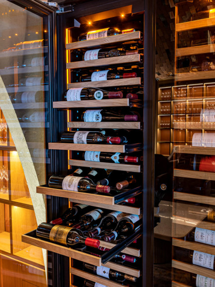 Sliding 6-bottle shelf for storing and classifying your wine collection. The presentation of the label highlights your finest wines. Sliding 6-bottle shelf for storing and classifying your wine collection. The presentation of the label highlights your finest wines.