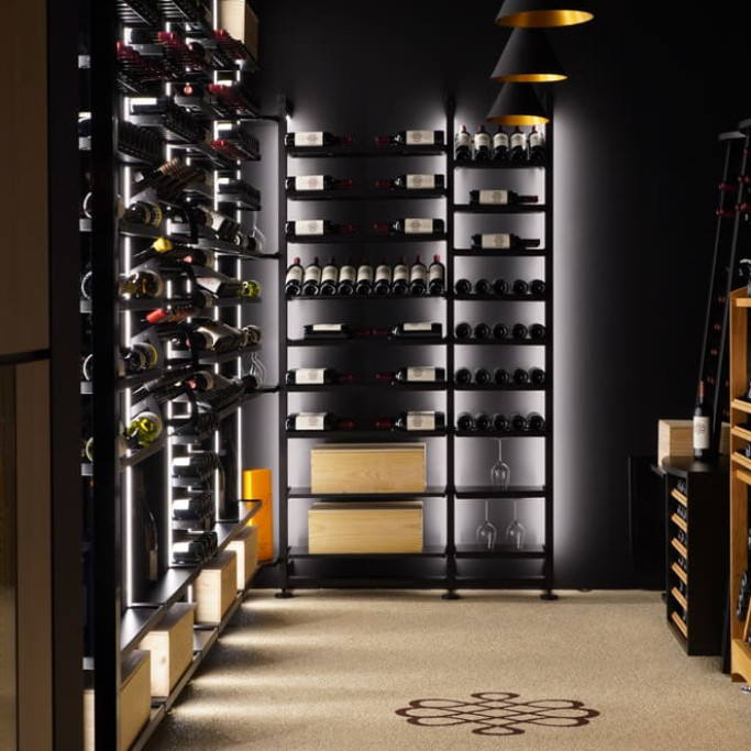 Belle mise en scène des vins avec ce rangement design en métal noir et ses étagères aériennes avec supports bouteille individuels. Belle mise en scène des vins avec ce rangement design en métal noir et ses étagères aériennes avec supports bouteille individuels.