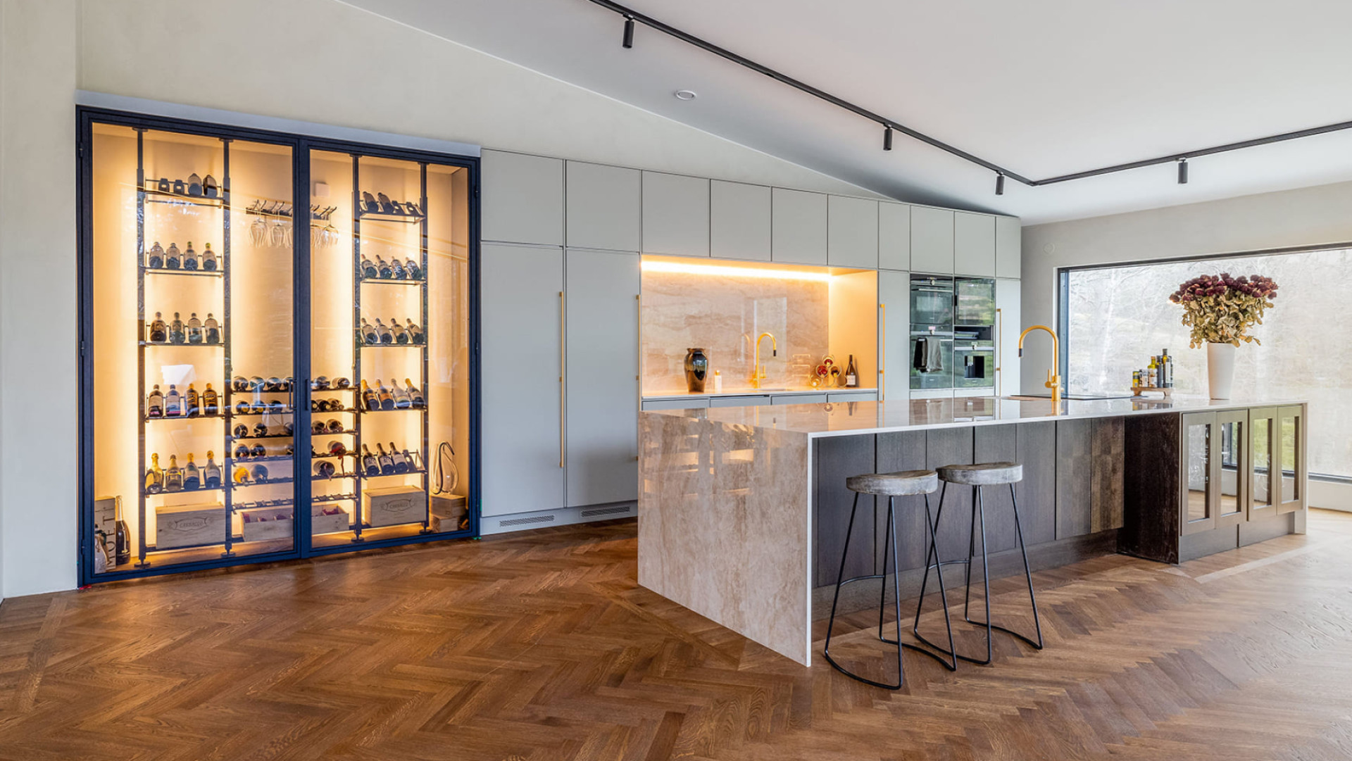 Caves à vin de rêve - Exemple de création d'une vitrine à vin encastrée dans le mur d'un intérieur contemporain et luxueux avec un ilot de cuisine en marbre. Caves à vin de rêve - Exemple de création d'une vitrine à vin encastrée dans le mur d'un intérieur contemporain et luxueux avec un ilot de cuisine en marbre.