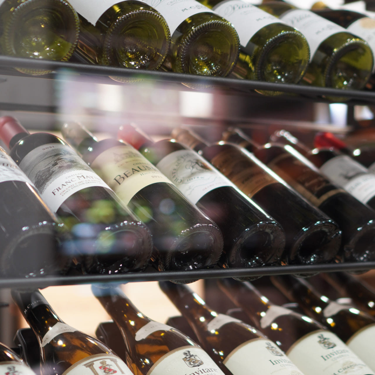 Étagère de cave à vin solide en métal avec une grande capacité de rangement et de stockage bouteilles. Étagère de cave à vin solide en métal avec une grande capacité de rangement et de stockage bouteilles.