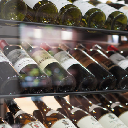 Étagère de cave à vin solide en métal avec une grande capacité de rangement et de stockage bouteilles. Étagère de cave à vin solide en métal avec une grande capacité de rangement et de stockage bouteilles.