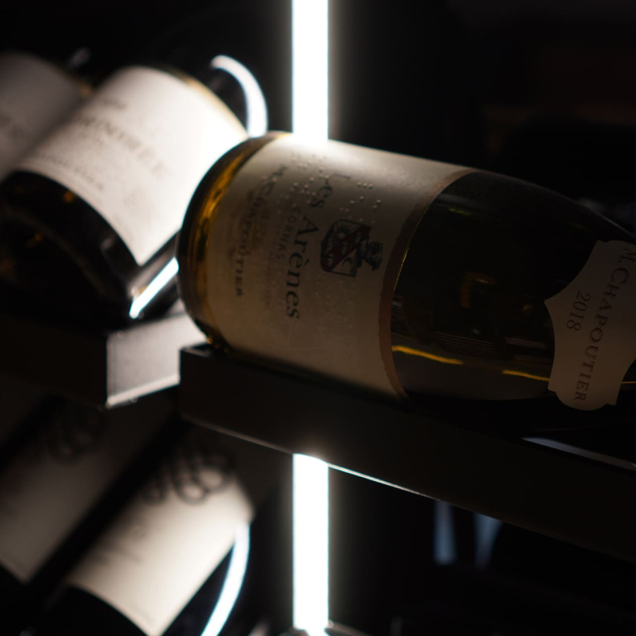 Étagères de rangement vin avec éclairage intégré (en option) et de nombreuses possibilités de présentation des bouteilles. Étagères de rangement vin avec éclairage intégré (en option) et de nombreuses possibilités de présentation des bouteilles.