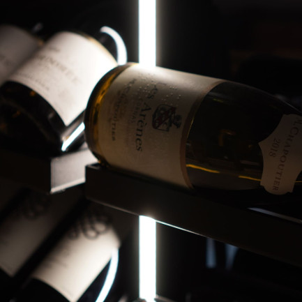 Étagères de rangement vin avec éclairage intégré (en option) et de nombreuses possibilités de présentation des bouteilles. Étagères de rangement vin avec éclairage intégré (en option) et de nombreuses possibilités de présentation des bouteilles.
