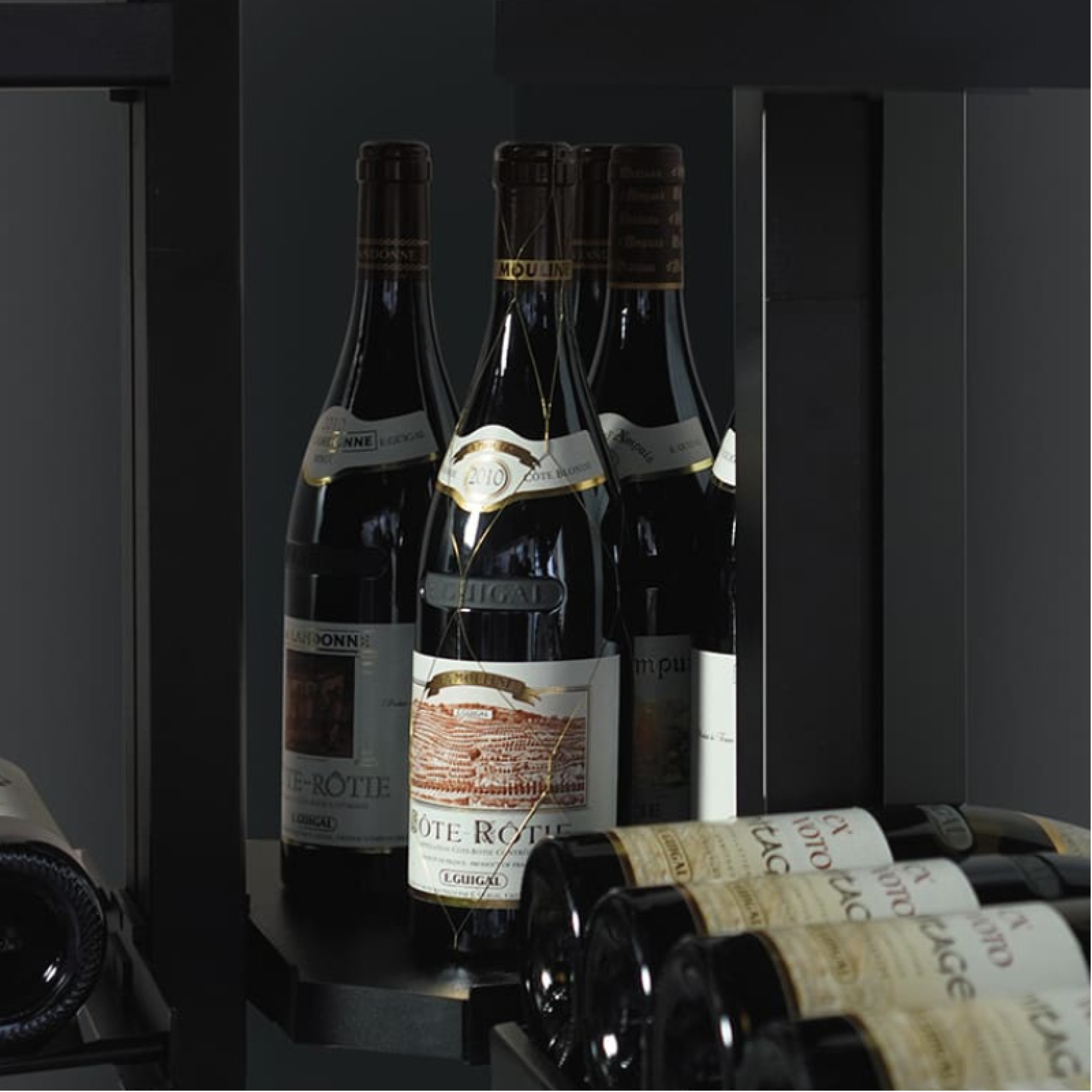 Plateau de présentation en bois pour exposer vos plus beaux flacons ou vos accessoires vin dans votre cave. Plateau de présentation en bois pour exposer vos plus beaux flacons ou vos accessoires vin dans votre cave.
