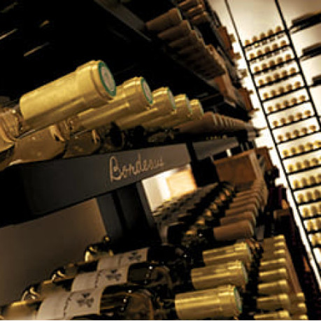 Étagères de rangement vin solides en acier et aluminium noir, modulables, hauteur adaptable, fixation au mur ou au plafond. Étagères de rangement vin solides en acier et aluminium noir, modulables, hauteur adaptable, fixation au mur ou au plafond.
