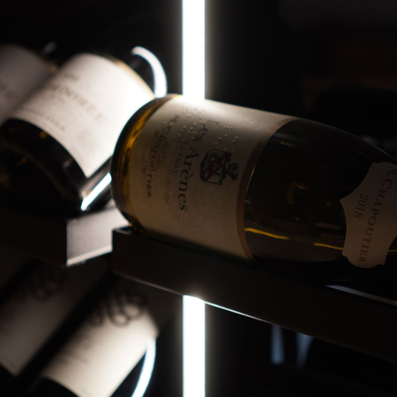 Weinlagerregale mit integrierter Beleuchtung (optional) und zahlreichen Möglichkeiten zur Flaschenpräsentation. Weinlagerregale mit integrierter Beleuchtung (optional) und zahlreichen Möglichkeiten zur Flaschenpräsentation.