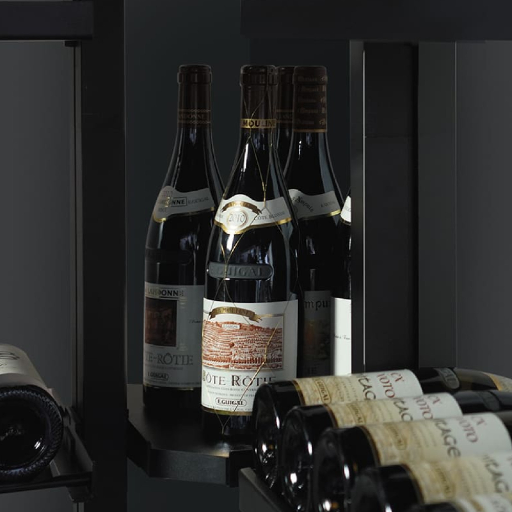 Präsentationstablett aus Holz zur Präsentation Ihrer schönsten Flaschen oder Ihrer Weinaccessoires in Ihrem Weinkeller. Präsentationstablett aus Holz zur Präsentation Ihrer schönsten Flaschen oder Ihrer Weinaccessoires in Ihrem Weinkeller.