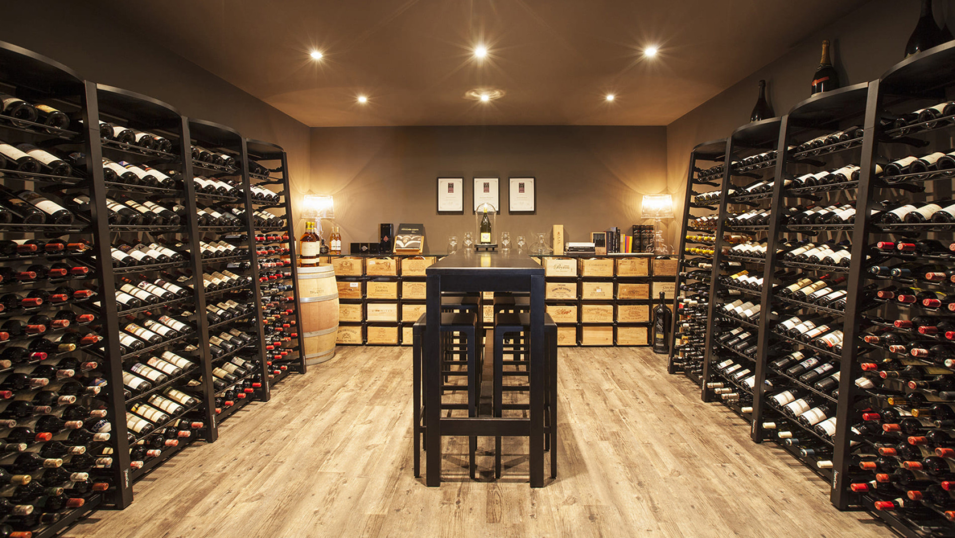 Aménagement de cave à vin moderne. Créez un espace dégustation professionnel dans votre magasin pour faire goûter vos vins à vos clients. Système de rangement vin Modulosteel EuroCave