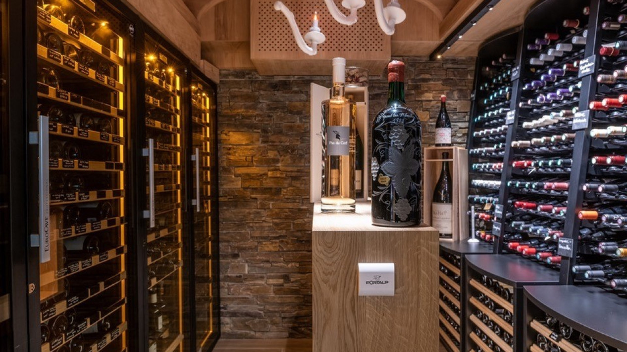 Installation of a tasting space in a hotel with large storage capacity and air-conditioned wine cabinets. Discover even more ideas. Installation of a tasting space in a hotel with large storage capacity and air-conditioned wine cabinets. Discover even more ideas.