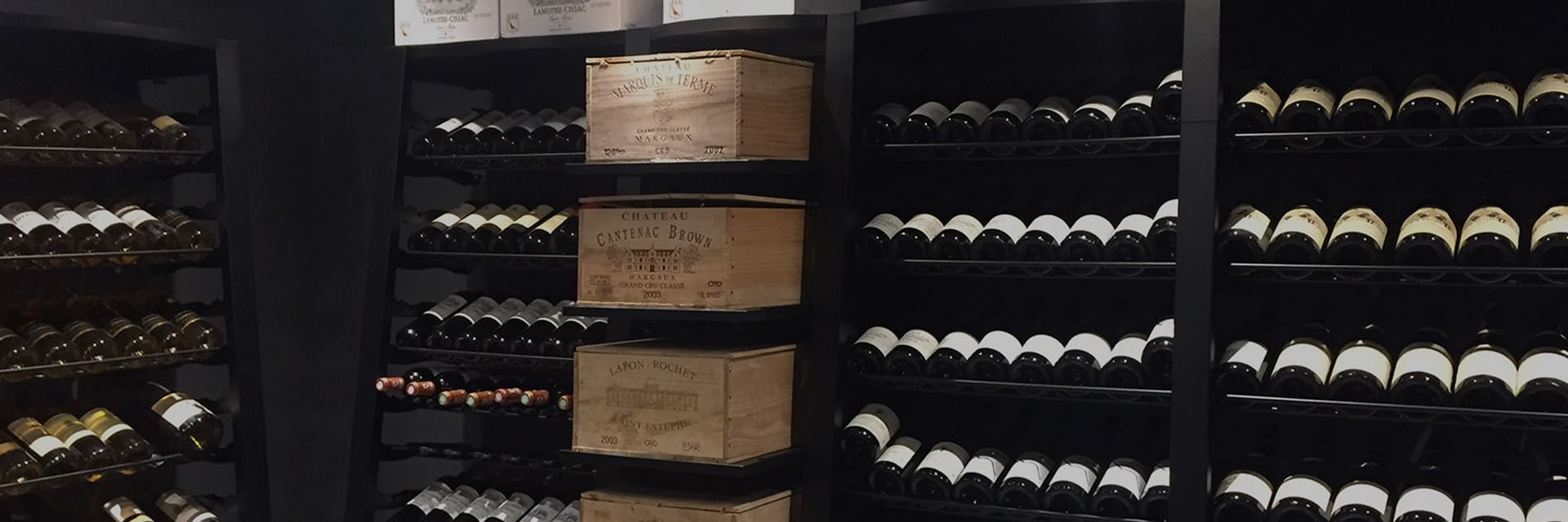 Weinregale aus schwarzem Stahl zur Lagerung von Wein – Großes Weinvolumen zur Lagerung – Viele Möglichkeiten zur Flaschenaufbewahrung und -präsentation. modulosteel eurocave