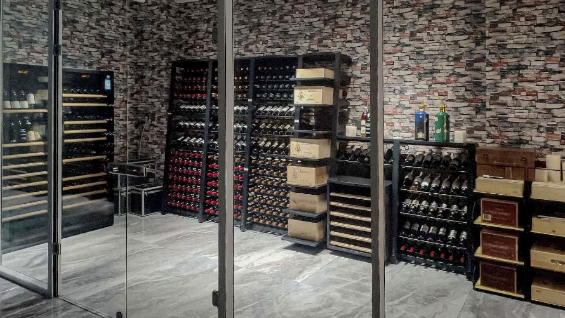 Möchten Sie einen gläsernen Weinkeller in Ihrem Zuhause, im Wohnzimmer oder im Keller? Industrieller Stil für ein zeitgenössisches Design? Möchten Sie einen gläsernen Weinkeller in Ihrem Zuhause, im Wohnzimmer oder im Keller? Industrieller Stil für ein zeitgenössisches Design?