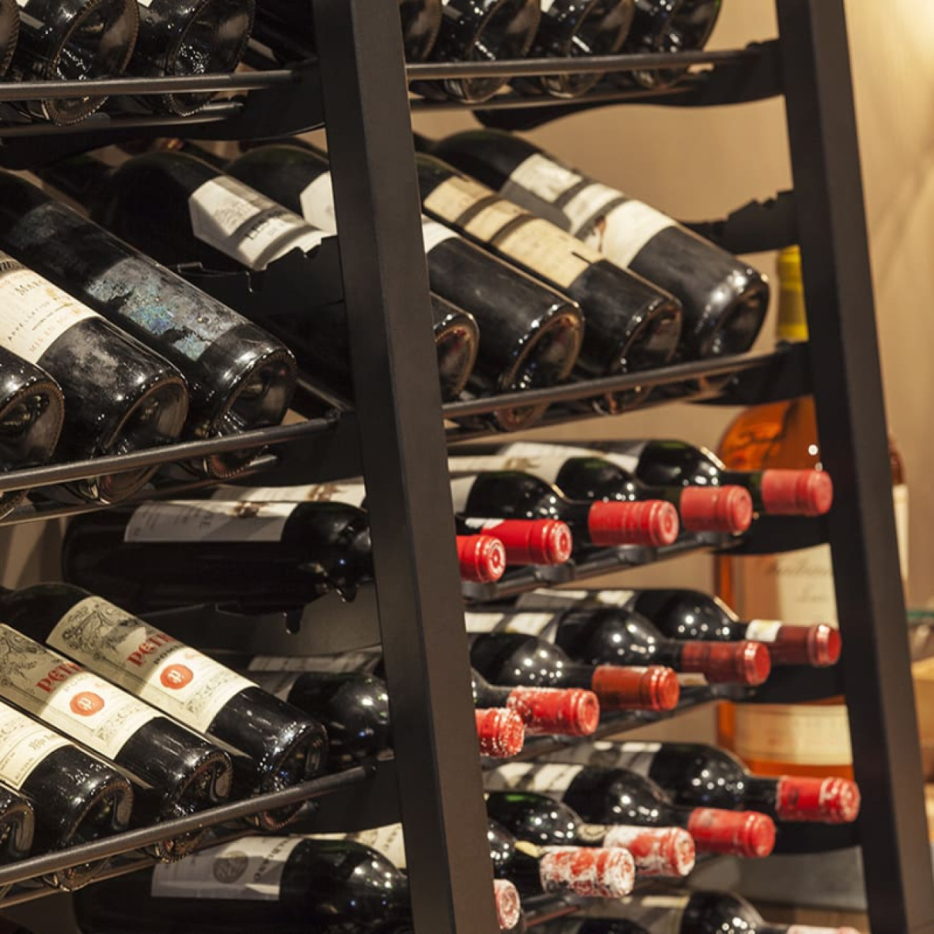 Spezialisierte Weinmöbel: robust mit feuchtigkeitsbeständigen Materialien und individuellen Stützen, um die Flaschen vor Vibrationen zu schützen. Spezialisierte Weinmöbel: robust mit feuchtigkeitsbeständigen Materialien und individuellen Stützen, um die Flaschen vor Vibrationen zu schützen.