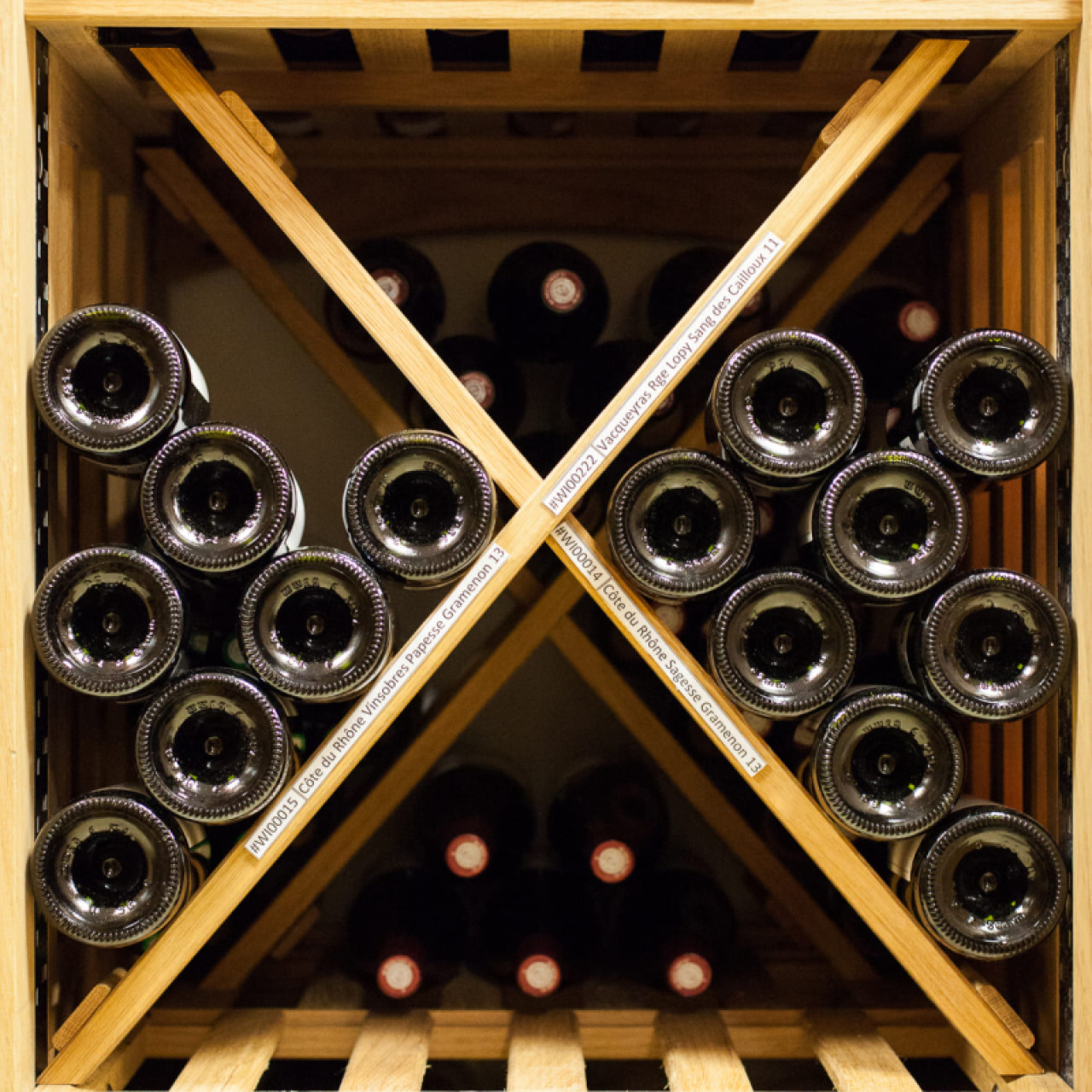 Module croix - Casier avec étagère fixe robuste en bois de chêne massif pour stocker une grande quantité de vins empilé en toute sécurité.