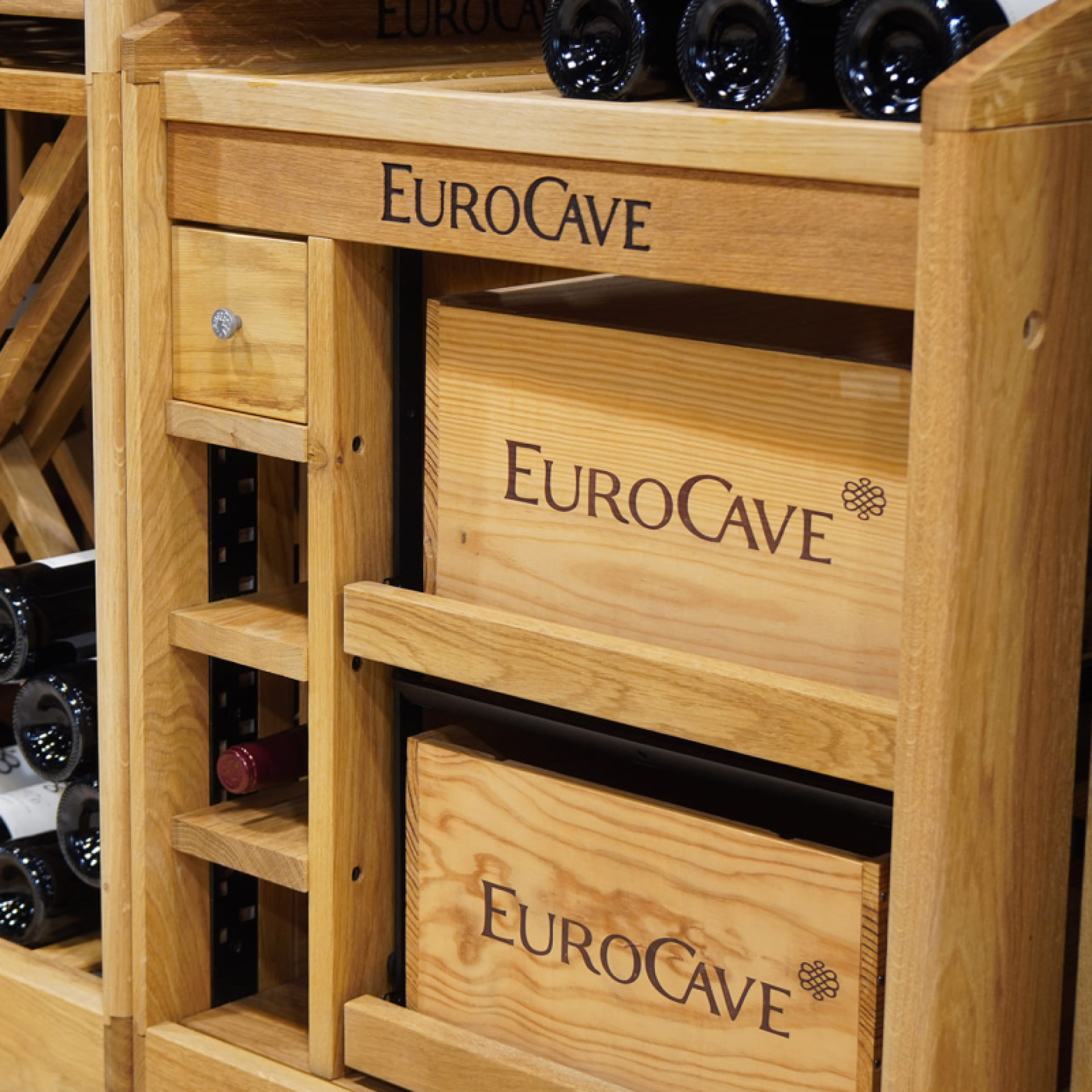 Module rack - Rack vin coulissant pour ranger 2 caisses de vin et garder ainsi vos bouteilles vins protégées dans leur caisse d'origine.