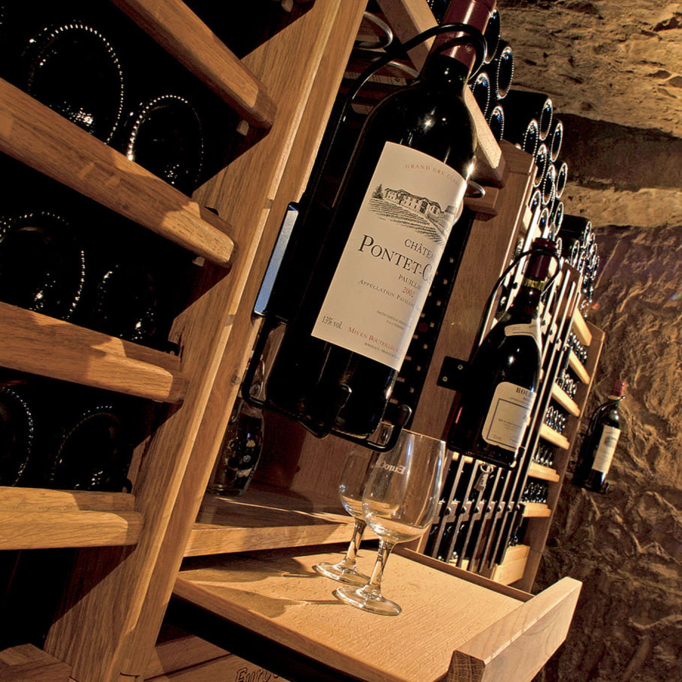 Meuble bar pour partager un verre de vin avec vos amis amateurs de vin dans votre espace dégustation.