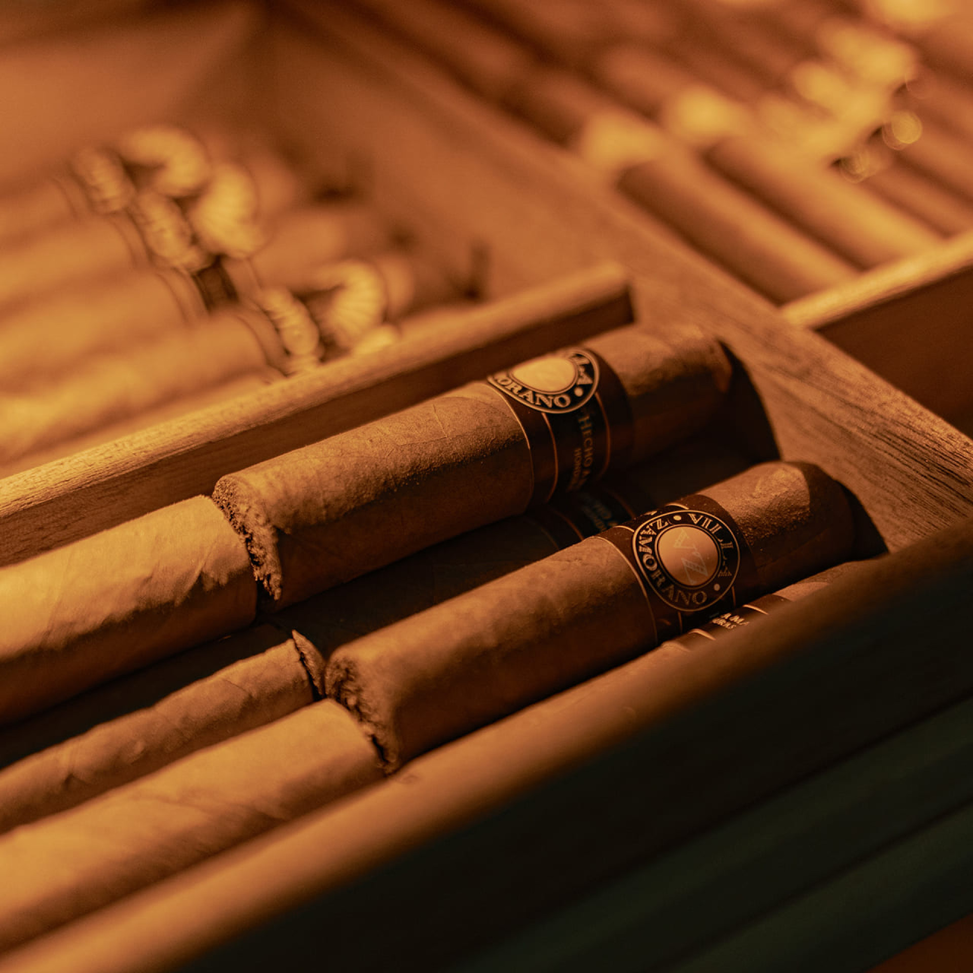 Rangement des cigares à l'unité. Étagère avec compartiments en bois repositionnables. Organisez votre collection dans votre armoire. Rangement des cigares à l'unité. Étagère avec compartiments en bois repositionnables. Organisez votre collection dans votre armoire.