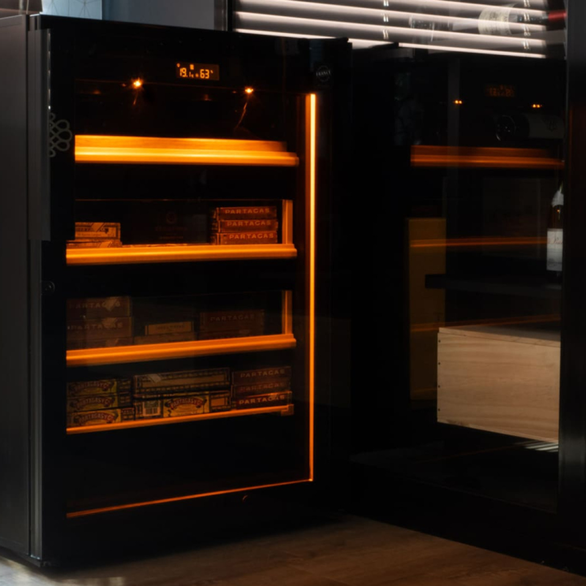 Armoire cave à cigares avec lumière intégrée ambrée : éclairage par le haut et ruban lumineux tout le tour de la cave. Armoire cave à cigares avec lumière intégrée ambrée : éclairage par le haut et ruban lumineux tout le tour de la cave.