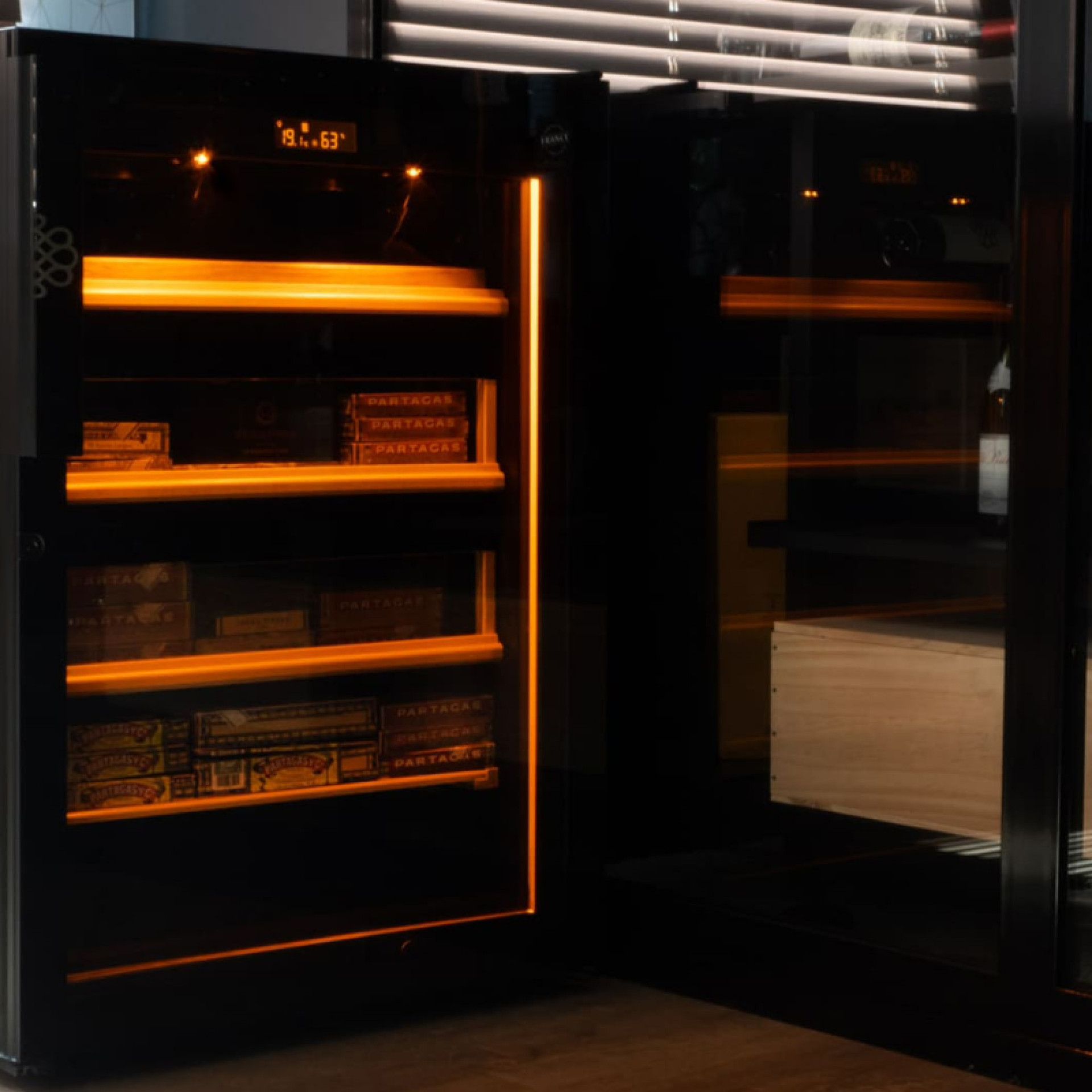 Zigarren-Humidorschrank mit integriertem Bernsteinlicht: Beleuchtung von oben und Lichtband rund um den Humidor. Zigarren-Humidorschrank mit integriertem Bernsteinlicht: Beleuchtung von oben und Lichtband rund um den Humidor.