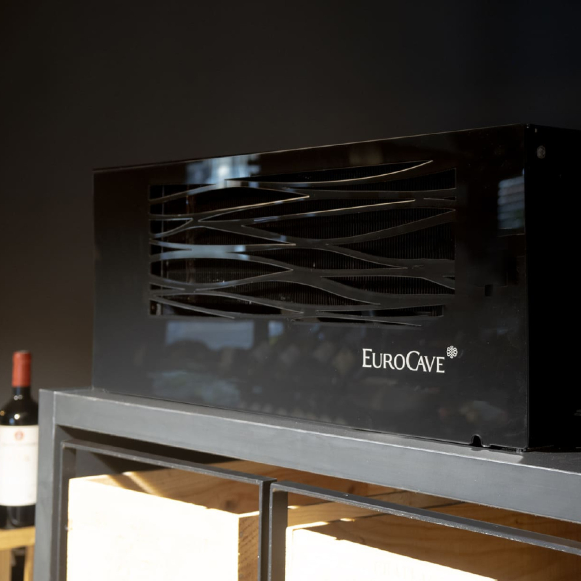 Kompakte Weinkeller-Klimaanlage – Wasser-Split-Technologie – geringer Platzbedarf und kostenlose Installation für einfache Installation zur Befestigung oder Platzierung in einem Möbelstück oder einem Regal. Kompakte Weinkeller-Klimaanlage – Wasser-Split-Technologie – geringer Platzbedarf und kostenlose Installation für einfache Installation zur Befestigung oder Platzierung in einem Möbelstück oder einem Regal.