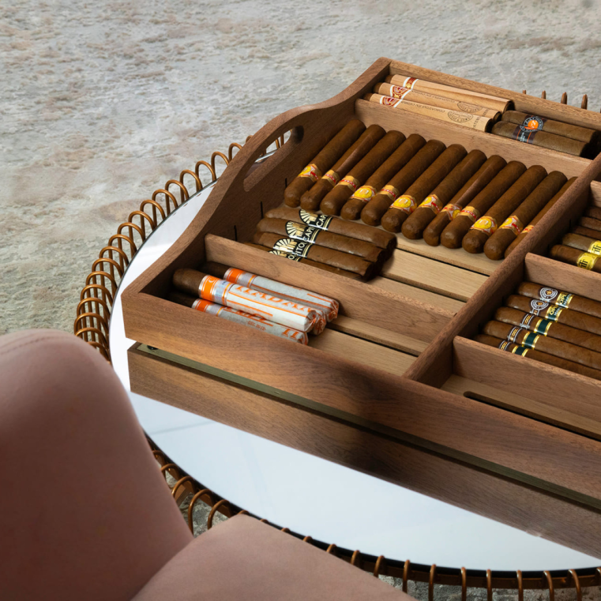 Étagère coulissante et son plateau de service des cigares amovible. Une belle présentation des cigares à partager avec vos invités. Étagère coulissante et son plateau de service des cigares amovible. Une belle présentation des cigares à partager avec vos invités.