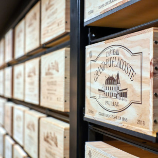 Mur de vin créé avec des racks vin coulissants pour un accès facile à ses caisses de vin