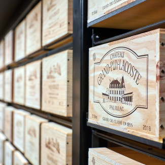 Weinwand mit verschiebbaren Weinregalen für einfachen Zugang zu Ihren Weinkisten. Weinwand mit verschiebbaren Weinregalen für einfachen Zugang zu Ihren Weinkisten.
