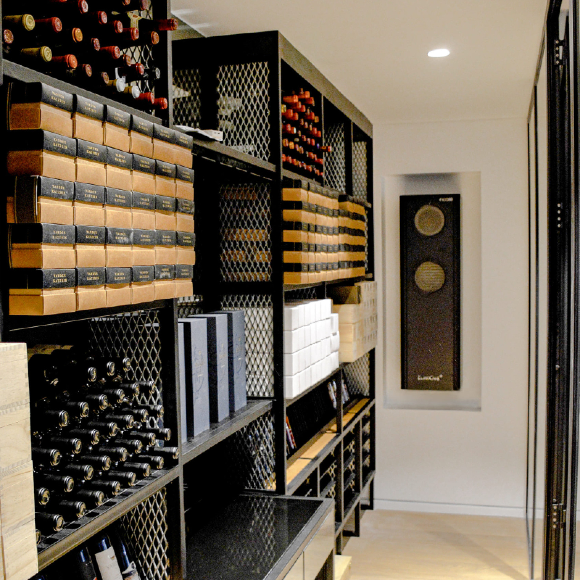 Create a perfect air-conditioned wine room suitable for storing your wine bottles that respects the ideal conditions for storing and aging wine.