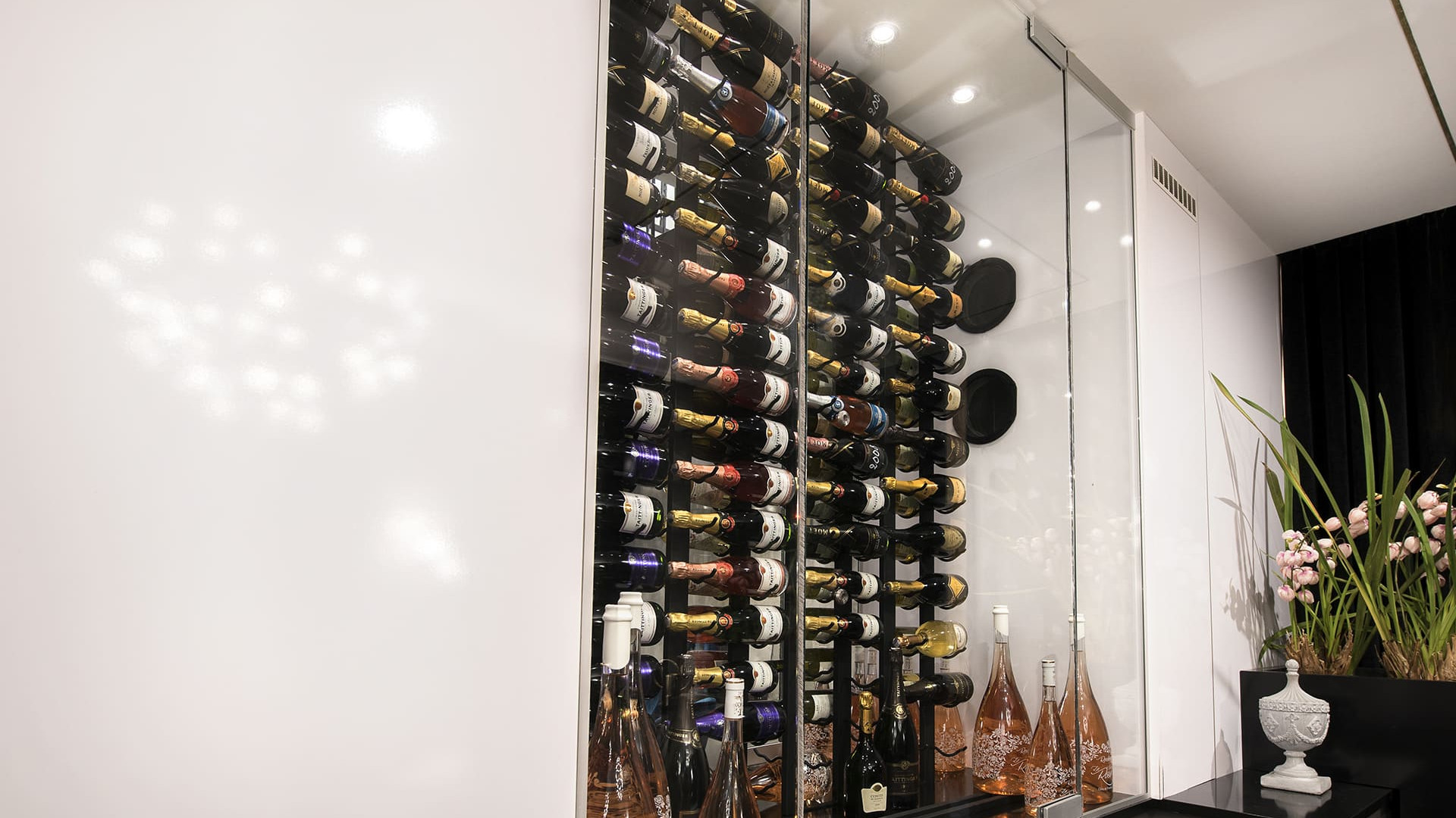 Installation of an air conditioner in a champagne display case. Creation of professional air-conditioned wine space. Find even more ideas for creations.