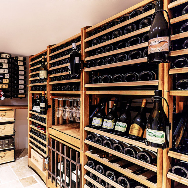 Casiers vin en bois de chêne massif. Meuble tradition totalement modulable en fonction des besoins. Choix de nombreux accessoires : étagères, présentoirs, bar de dégustation. Grande capacité de stockage.