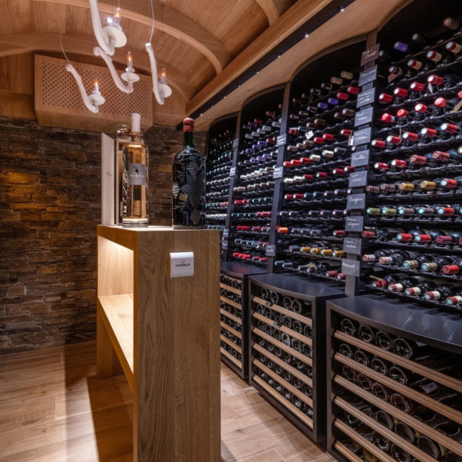 Mobilier vin robuste en acier à assembler. Grande capacité de stockage des bouteilles de vin. Choix d’options de rangement : étagères avec supports individuels des bouteilles, plateaux coulissants pour caisses vin, casiers bois avec clayettes coulissantes. 