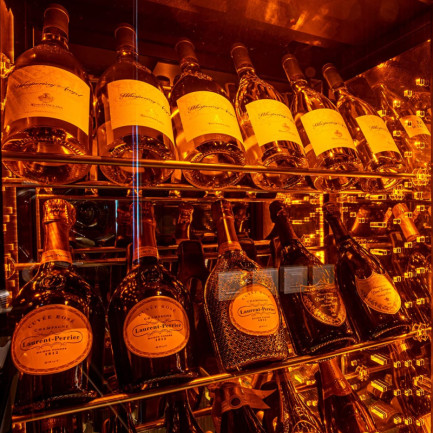 Cave à vin éclairage intégré, vitrine réfrigérée vitrée ou aménagement pièce à vin. Scénographie et bar d’exposition pour sublimer les bouteilles et valoriser votre offre vin.