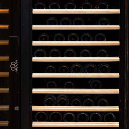 Cave à vin professionnelle de vieillissement et rangements de cave naturelle. Grande capacité de stockage. Armoire de conservation des bouteilles long terme respectant toutes les critères : température stable, taux d’hygrométrie, vibrations … 