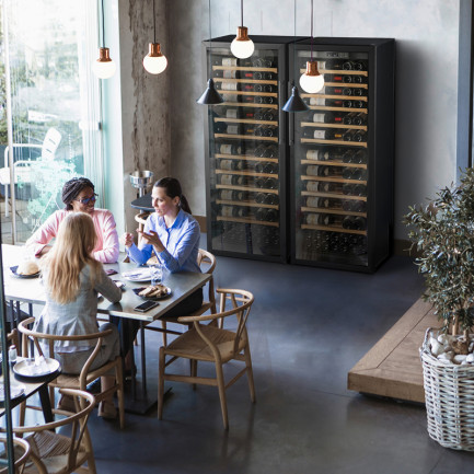 Double cave à vin de service disposée dans un restaurant, en salle. Cave 1 température dédiée au chambrage des rouges. Cave mono-température réglée pour le rafraichissement des blancs, rosés et champagnes.