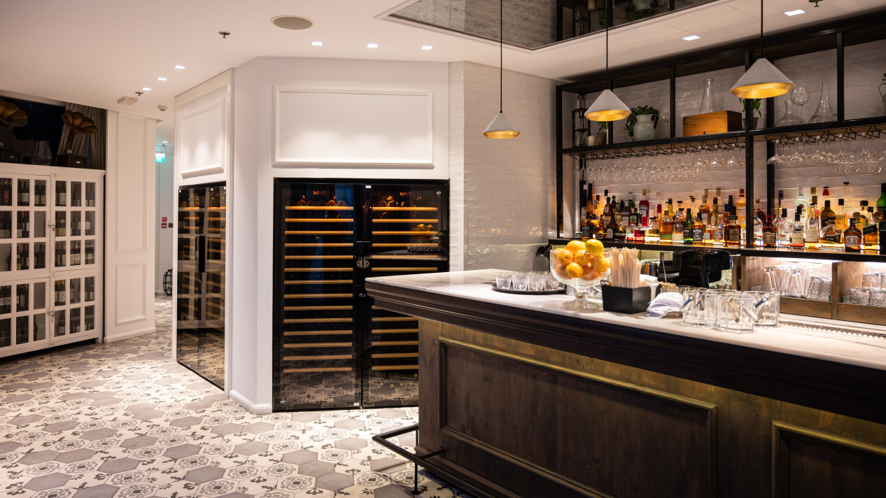 Espaces vin climatisés, armoires vitrées, vitrines réfrigérées, caves à vin professionnelles, découvrez nos plus belles installations dans des établissements à la décoration d'exception.