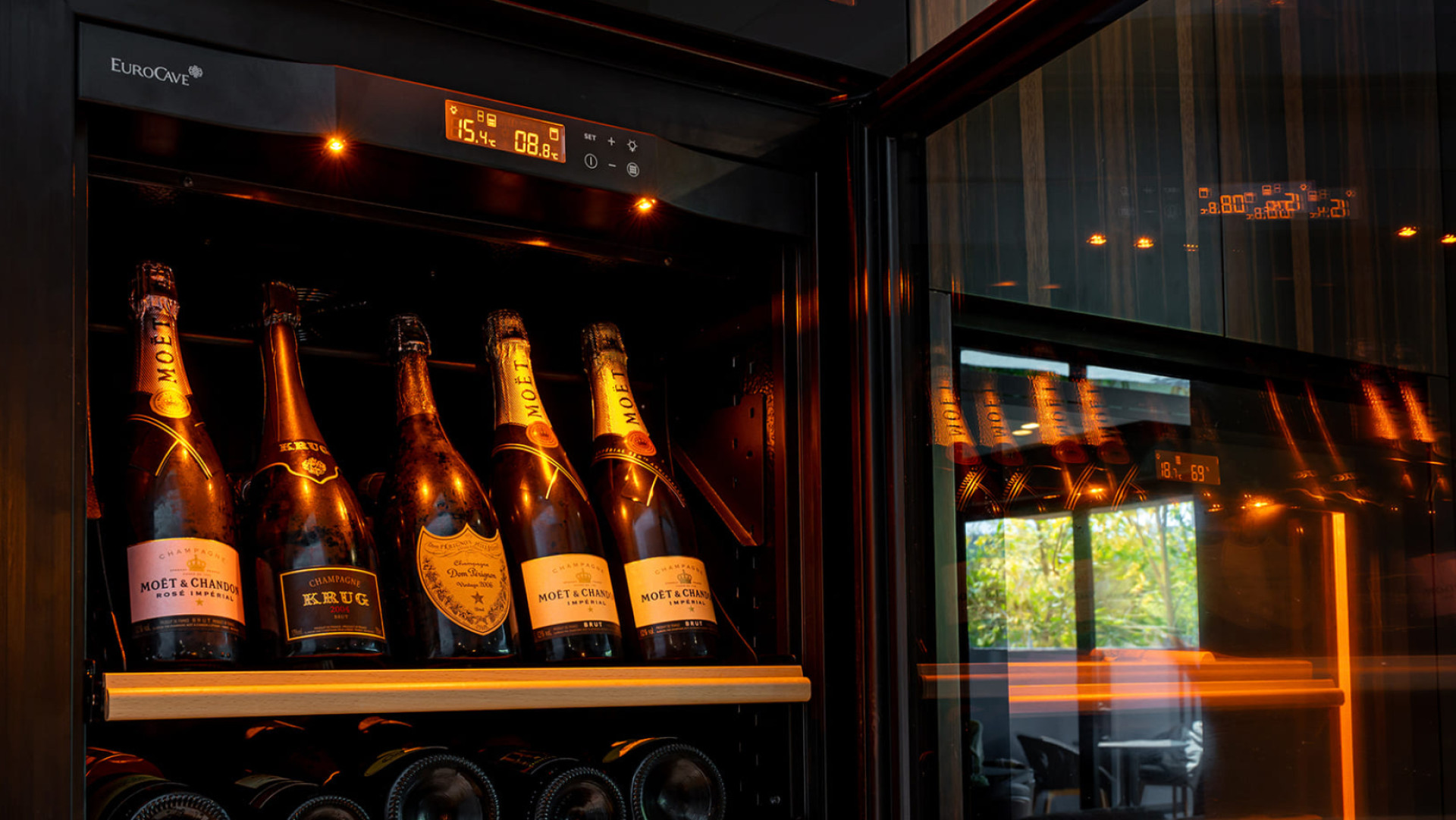 Numerous accessories for storing wine bottles of all sizes and shapes. Here a service cabinet with warming bottles of champagne installed on a presentation shelf.