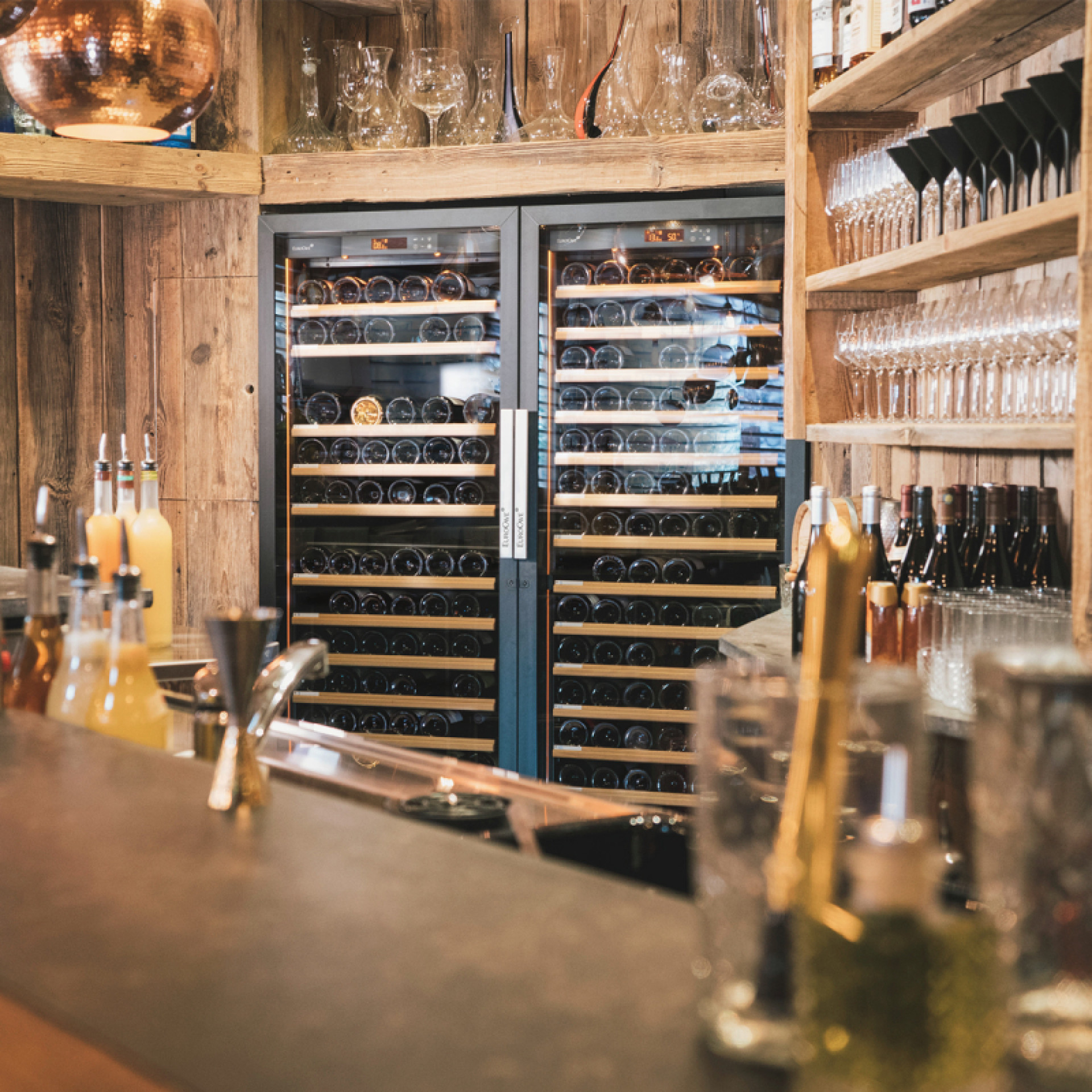 Professional service cabinets installed behind the counter: dual zone cellar with 2 independent temperature compartments and multi-temperature cooler.