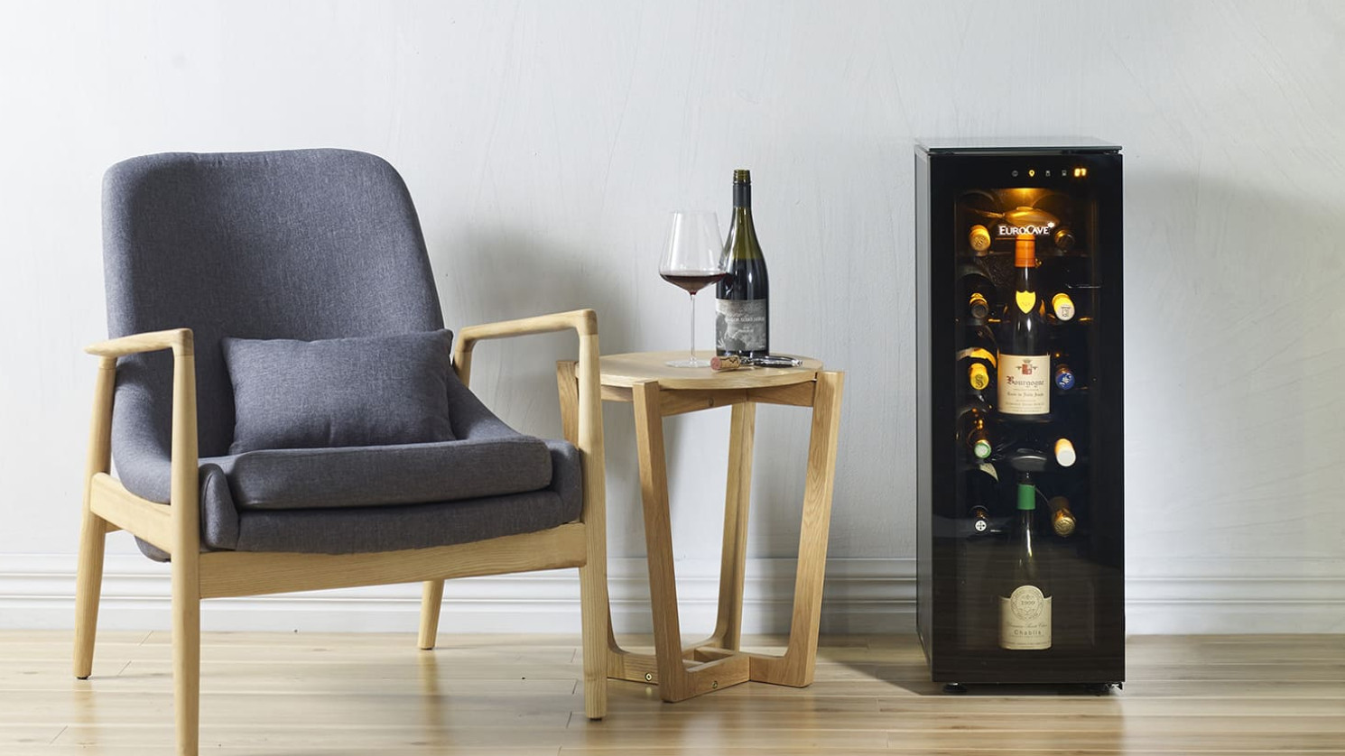 Mini size wine bar perfect for a lounge area, a tasting room, a luxury hotel suite. Essential equipment for an exceptional customer experience.