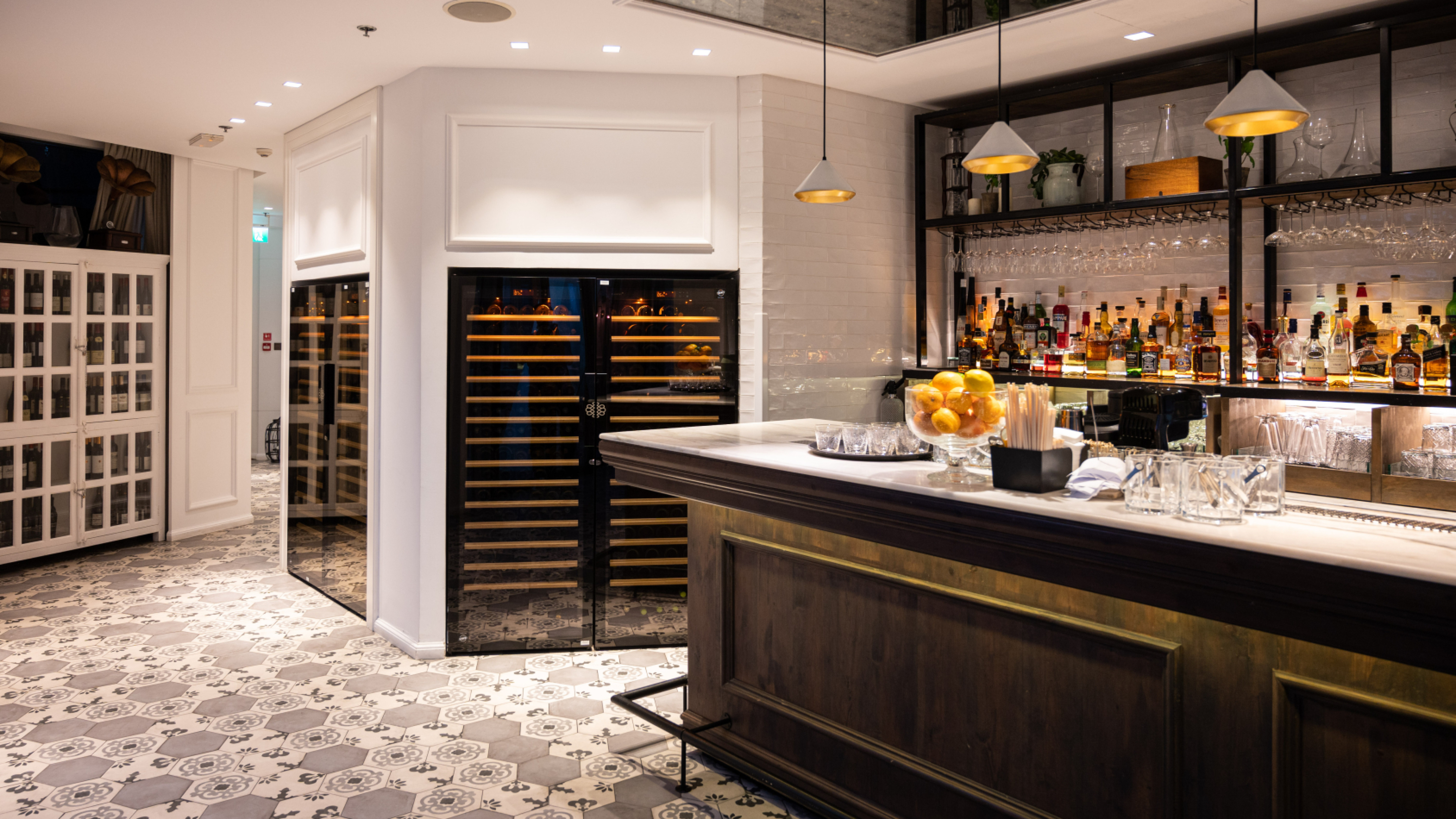 Air-conditioned wine spaces, glass cabinets, refrigerated display cases, professional wine cellars and coolers, discover our most beautiful installations in establishments with exceptional decoration.