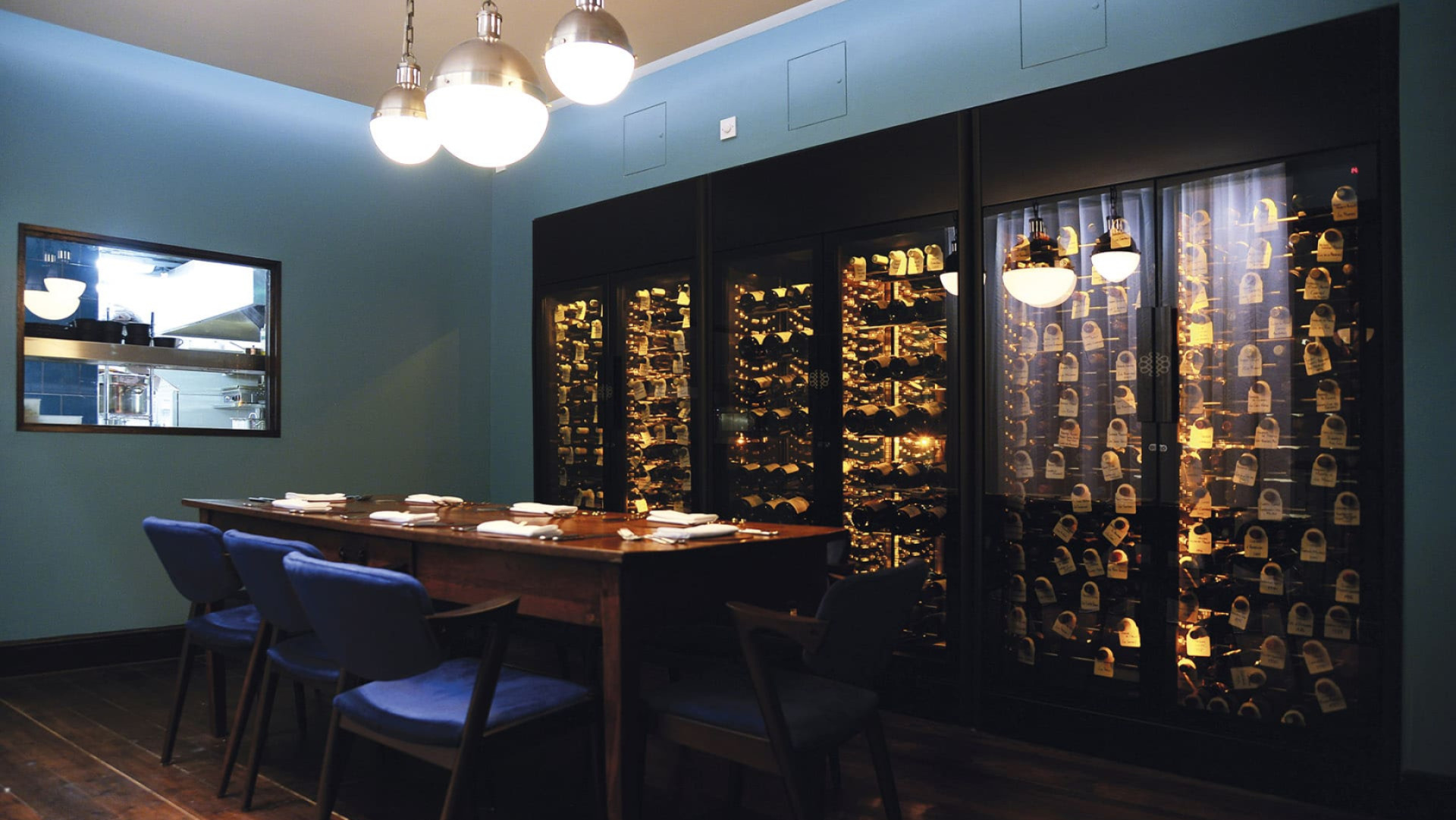 Discover the most beautiful installations and layouts of restaurants, hotels, wine bars in which our wine display cases and storage allow you to create the most original interior designs.