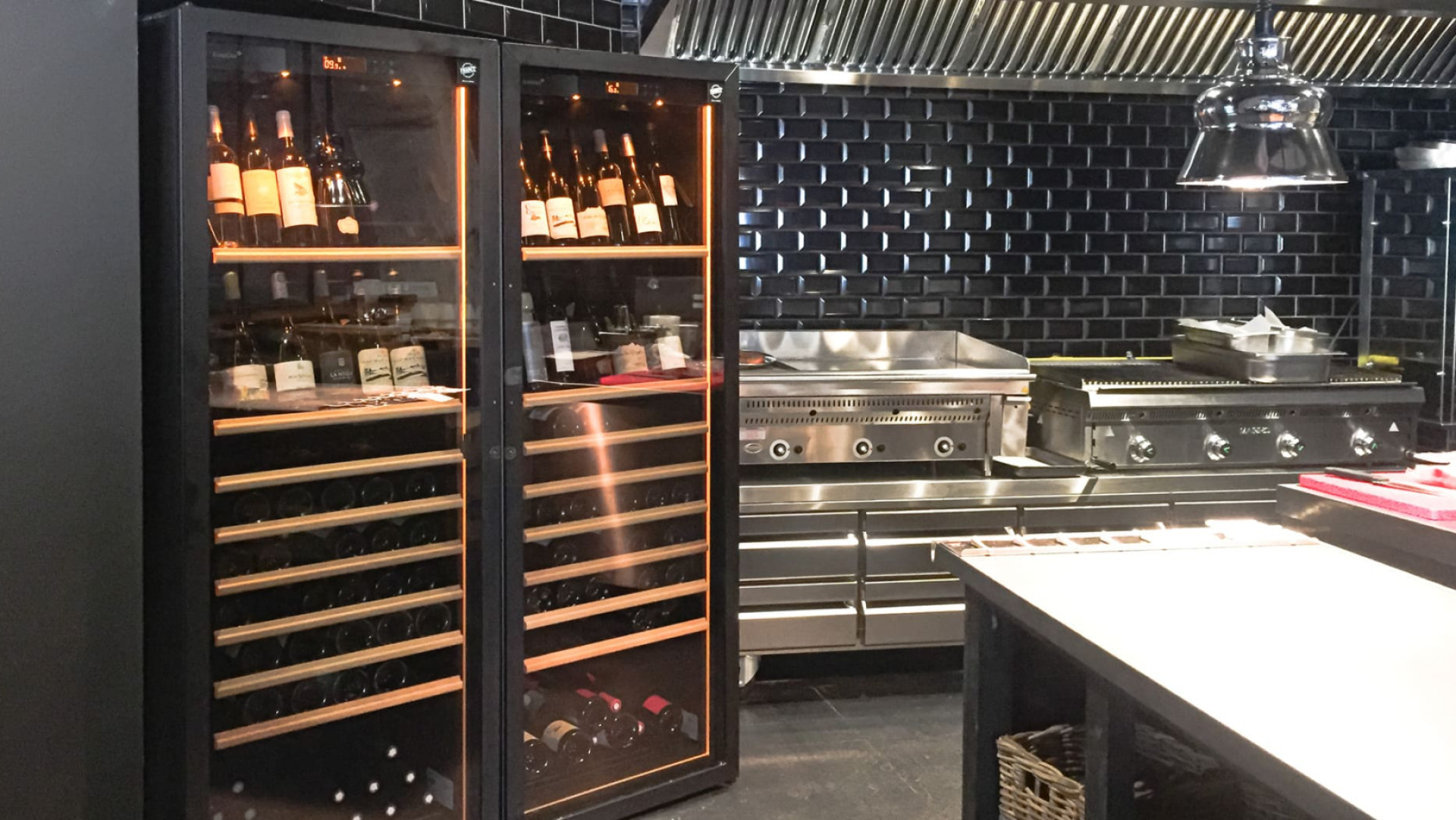 Simplified management of wine references offered on the menu thanks to this double aging wine cabinet which allows wines to be kept safely while respecting wine conservation criteria.
