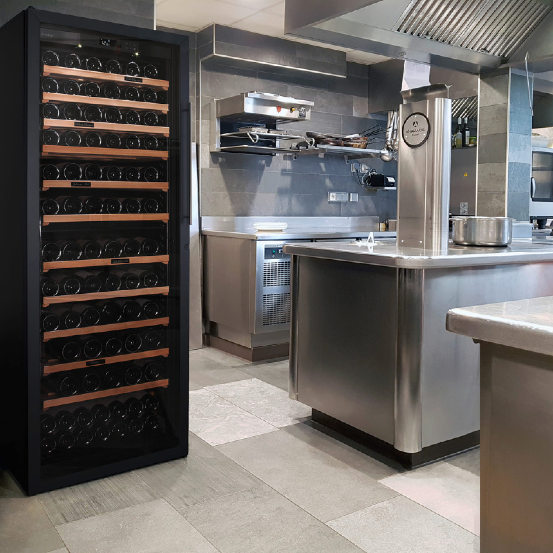 Installed in the kitchen or in the pantry, servers have quick access to the bottles stored in this wine cooler equipped with very functional sliding shelves.