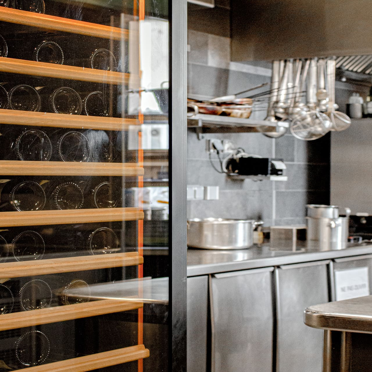 Professional aging cellar with a large capacity for maturing wine bottles thanks to the control of a constant temperature, an ideal humidity level and a reduction in vibrations.